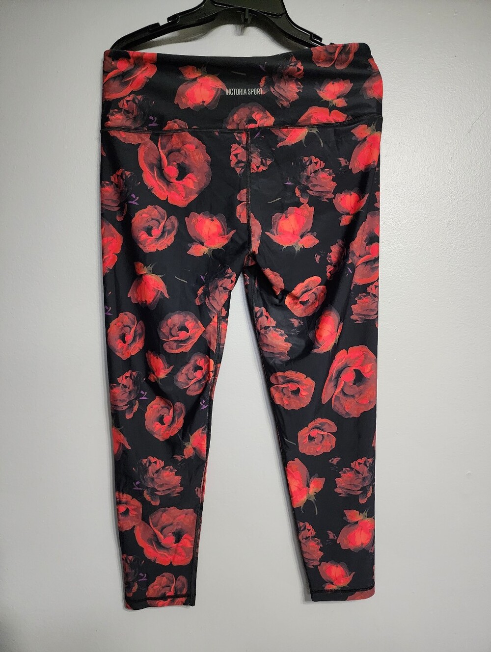 Victoria's Secret PINK Red Rose Print Leggings
